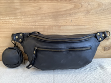 Charger l&#39;image dans la galerie, Sac Banane en Cuir Souple, Vintage Italien
