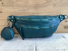 Charger l&#39;image dans la galerie, Sac Banane en Cuir Souple, Vintage Italien
