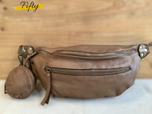 Charger l&#39;image dans la galerie, Sac Banane en Cuir Souple, Vintage Italien
