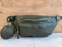 Charger l&#39;image dans la galerie, Sac Banane en Cuir Souple, Vintage Italien
