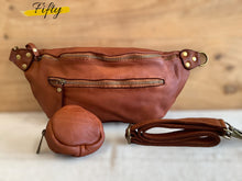 Charger l&#39;image dans la galerie, Sac Banane en Cuir Souple, Vintage Italien
