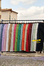 Charger l&#39;image dans la galerie, Pantalon slim à boutons et fermeture
