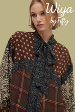 Charger l&#39;image dans la galerie, Chemisier blouse patchwork col lavallière
