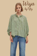 Charger l&#39;image dans la galerie, Blouse texturée à pois brodés
