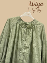 Charger l&#39;image dans la galerie, Blouse texturée à pois brodés
