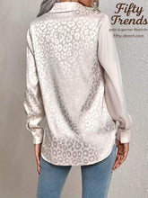 Charger l'image dans la galerie, CHEMISIER IMPRIMÉ LÉOPARD EFFET SATIN
